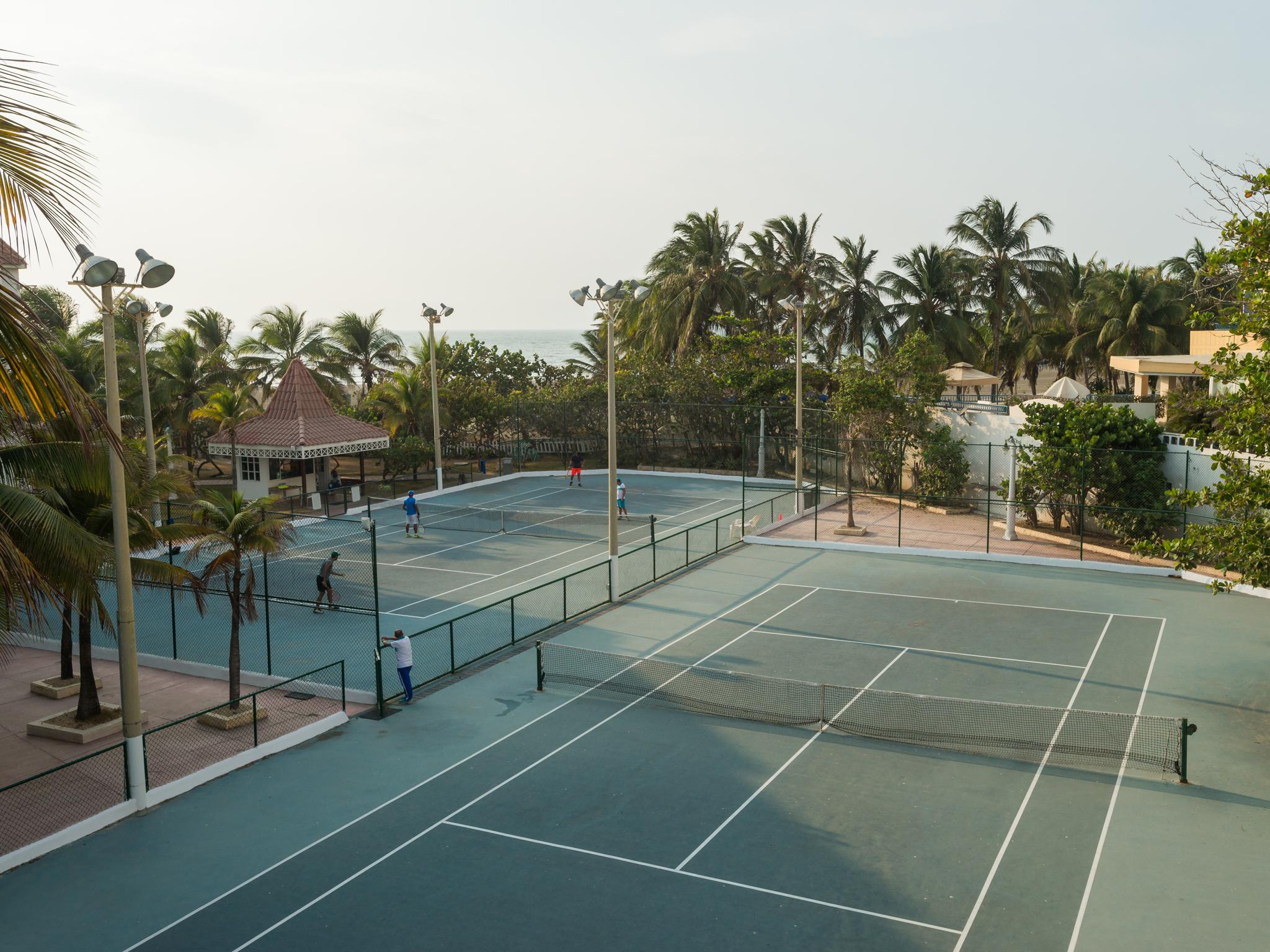 Hotel Las Americas Casa De Playa Cartagena ภายนอก รูปภาพ Tennis courts at the resort
