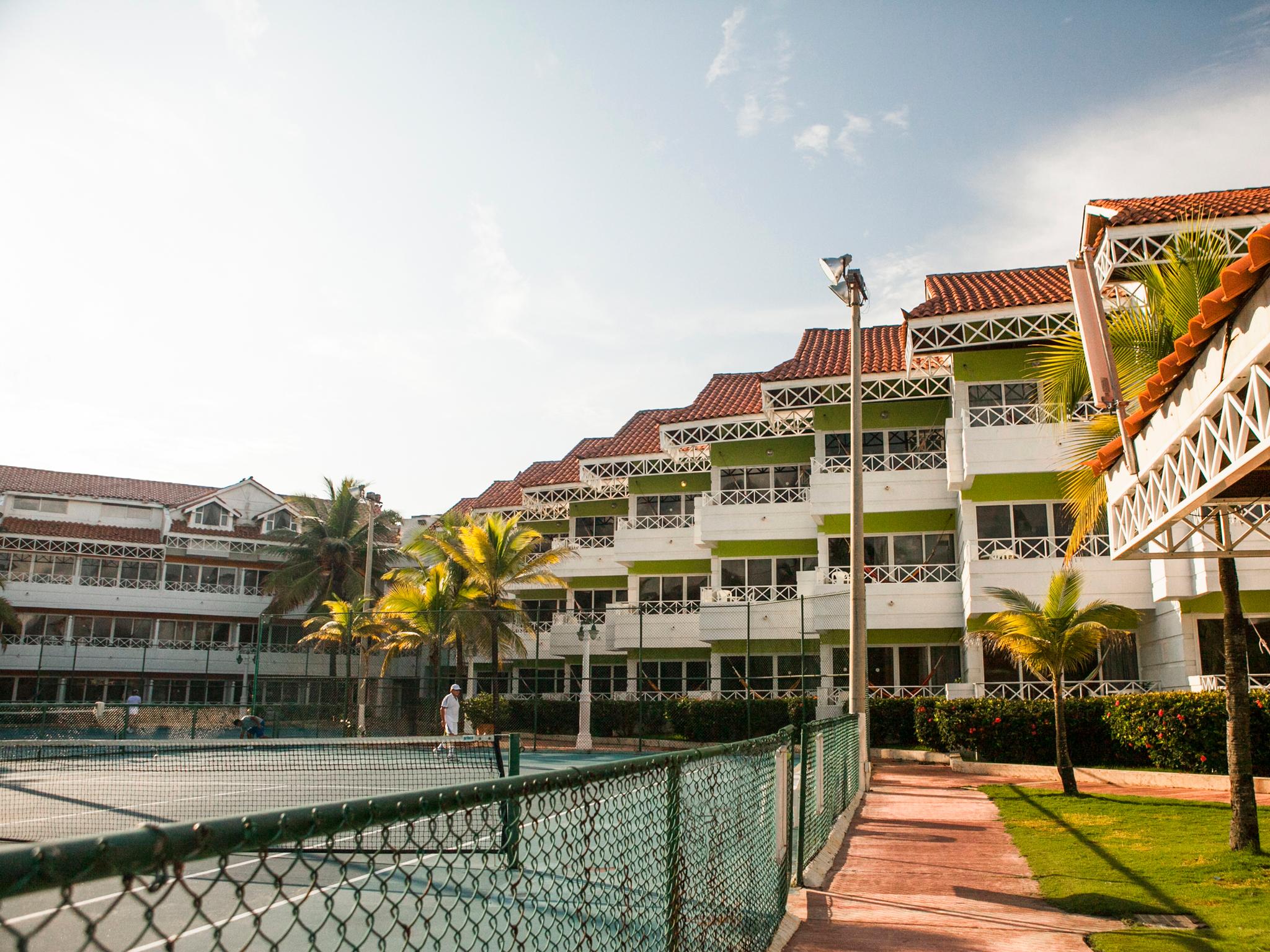 Hotel Las Americas Casa De Playa Cartagena ภายนอก รูปภาพ The school's main building