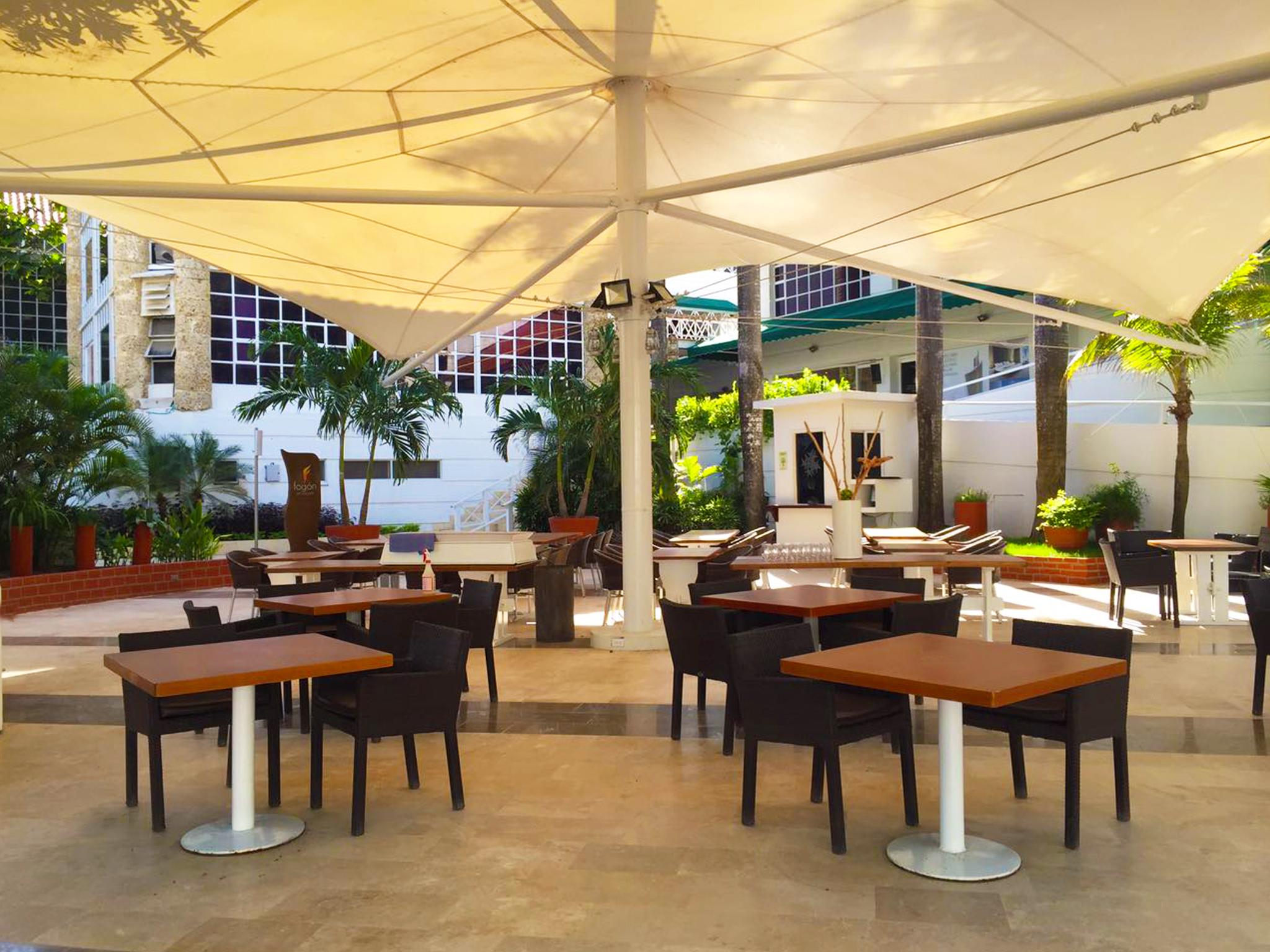 Hotel Las Americas Casa De Playa Cartagena ภายนอก รูปภาพ The patio at the hotel