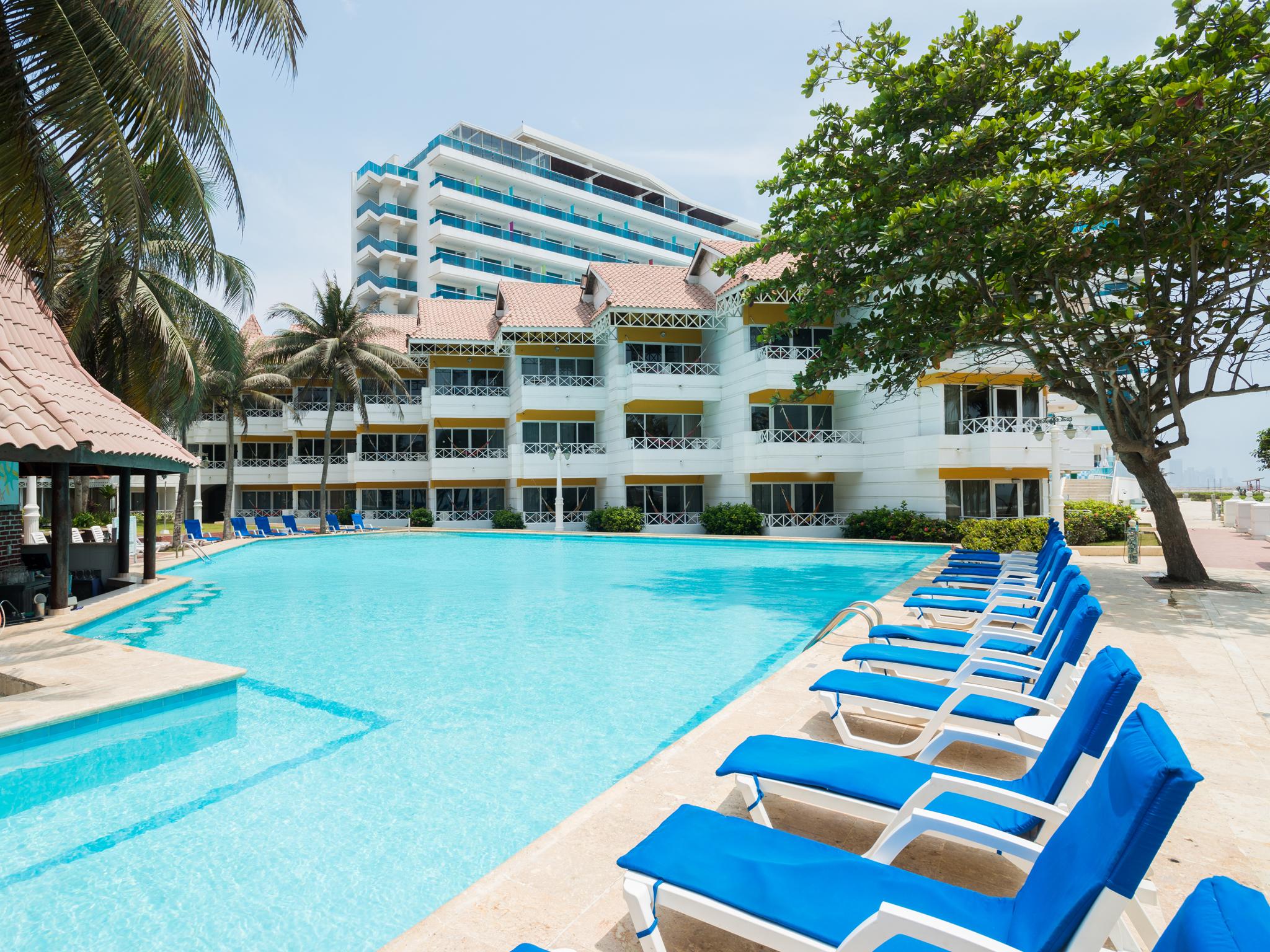Hotel Las Americas Casa De Playa Cartagena ภายนอก รูปภาพ The pool at the hotel