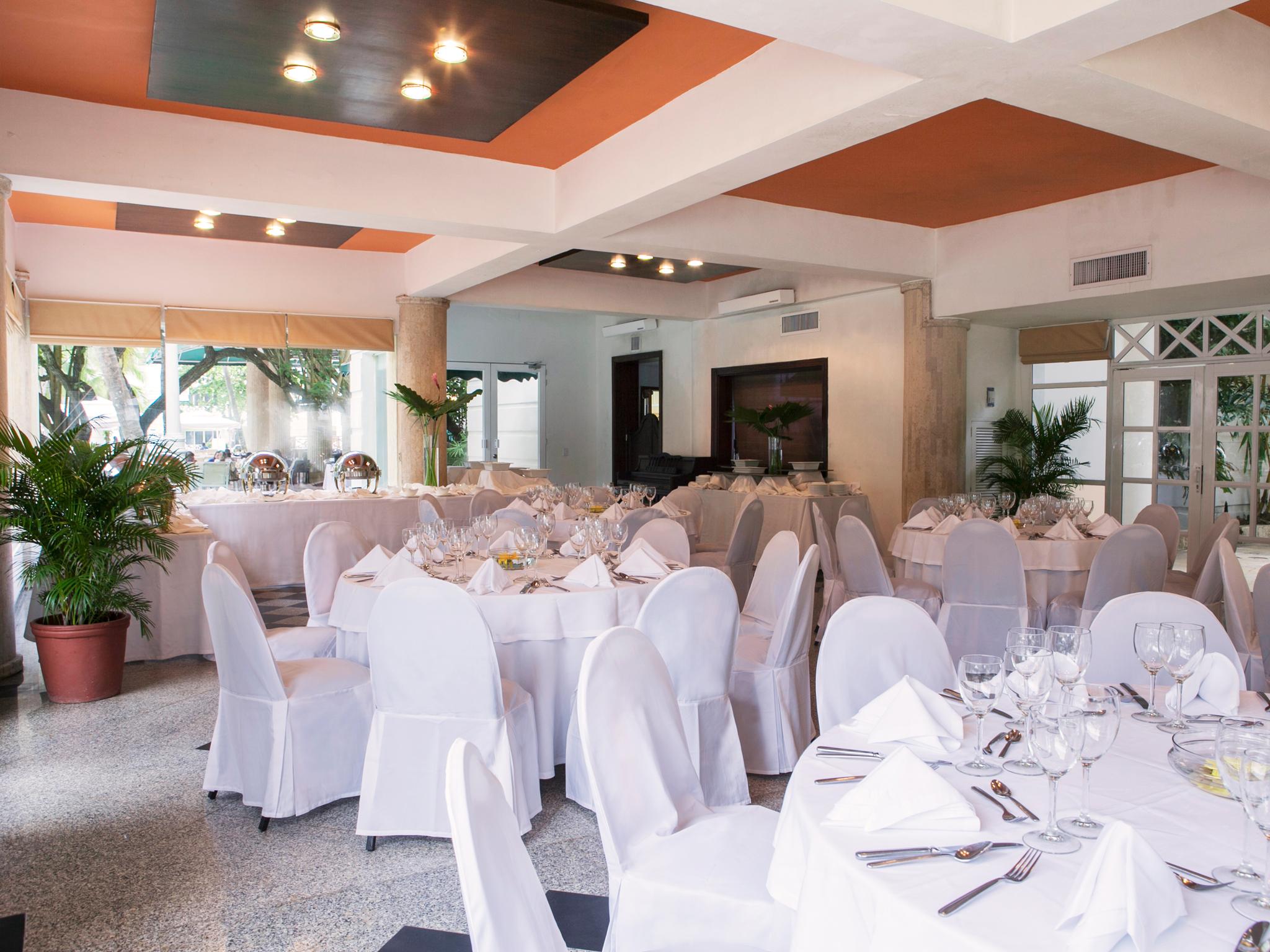Hotel Las Americas Casa De Playa Cartagena ภายนอก รูปภาพ A restaurant in the resort