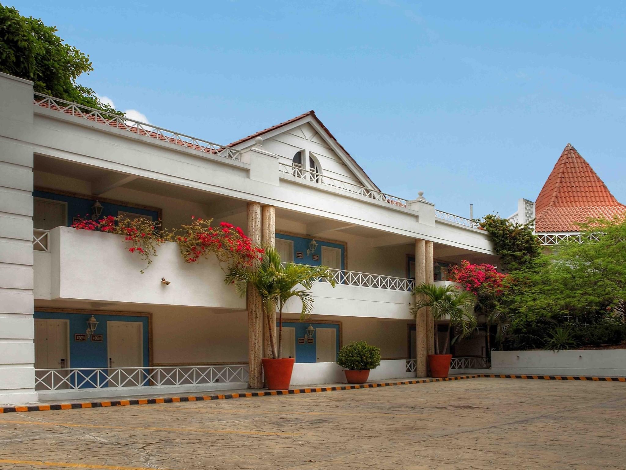 Hotel Las Americas Casa De Playa Cartagena ภายนอก รูปภาพ The school's main building