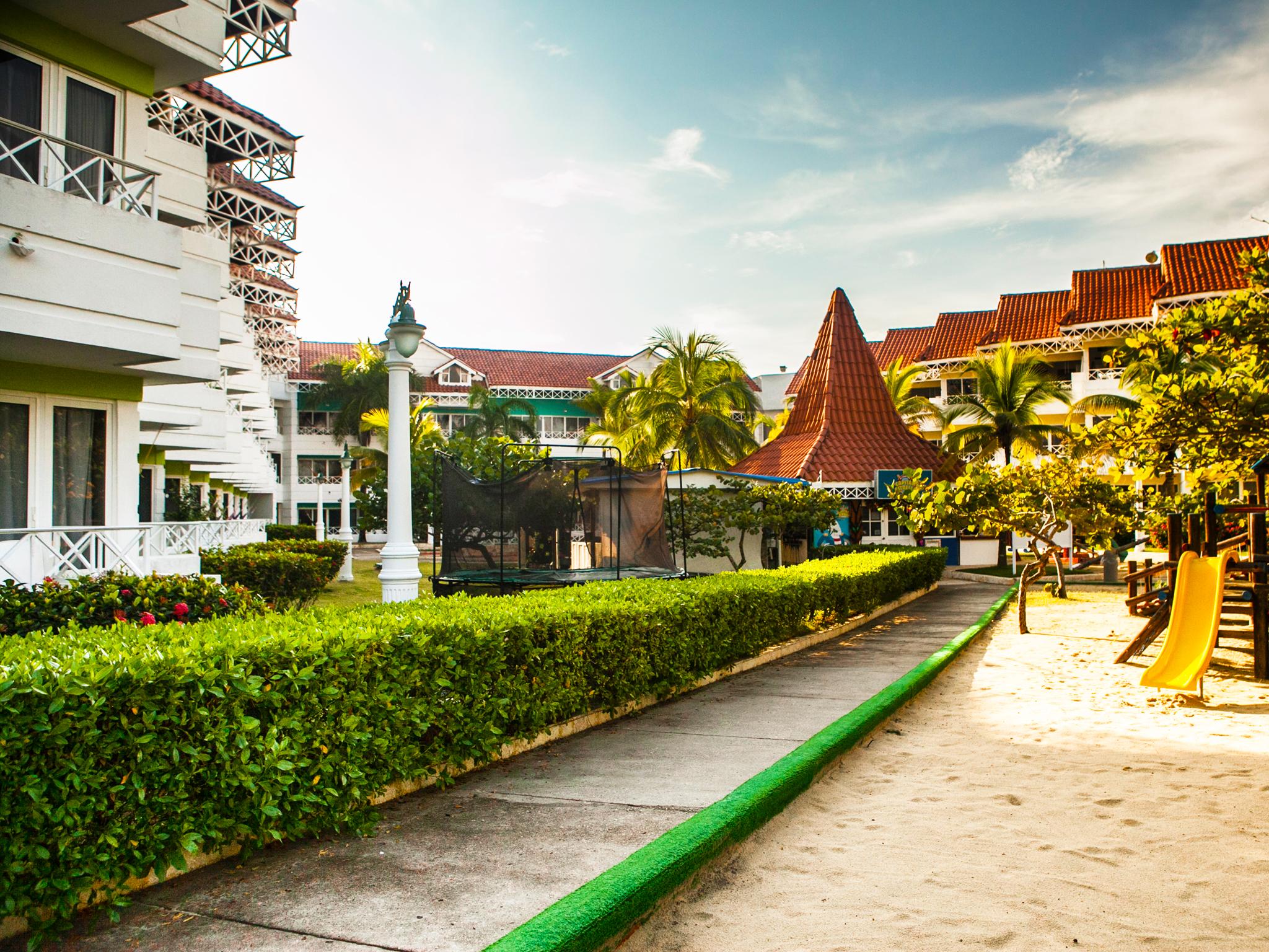 Hotel Las Americas Casa De Playa Cartagena ภายนอก รูปภาพ The Village