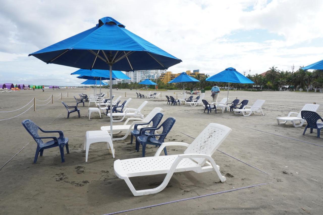 Hotel Las Americas Casa De Playa Cartagena ภายนอก รูปภาพ Beach chairs and umbrellas at South Beach, Miami