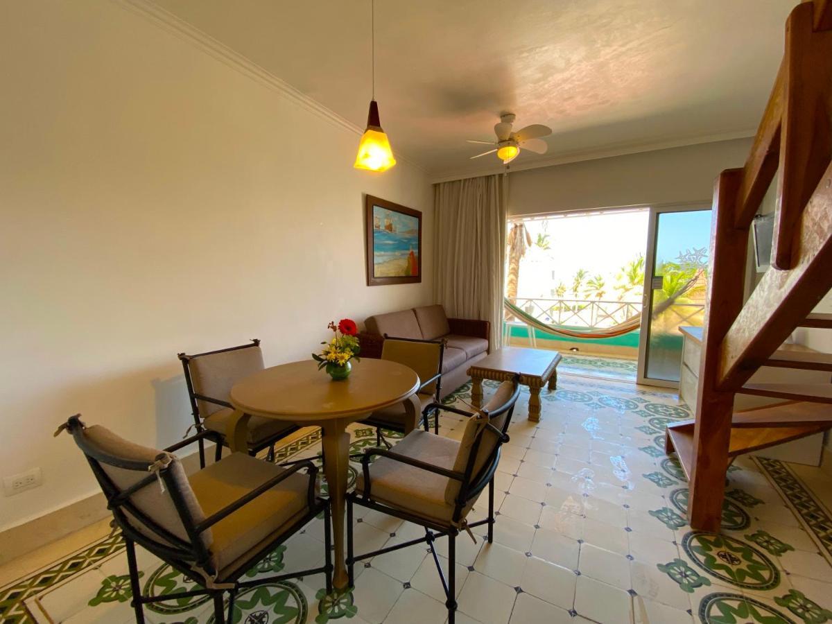 Hotel Las Americas Casa De Playa Cartagena ภายนอก รูปภาพ Living room in a typical condo